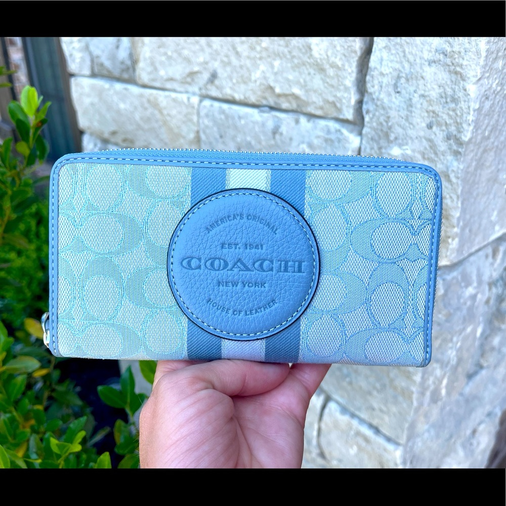 🆕Dempsey Large Phone Wallet In Signature Jacquard With Stripe And Coach Patch
